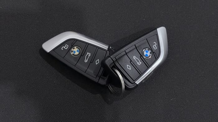 2021 BMW 320I-Key Close-up
